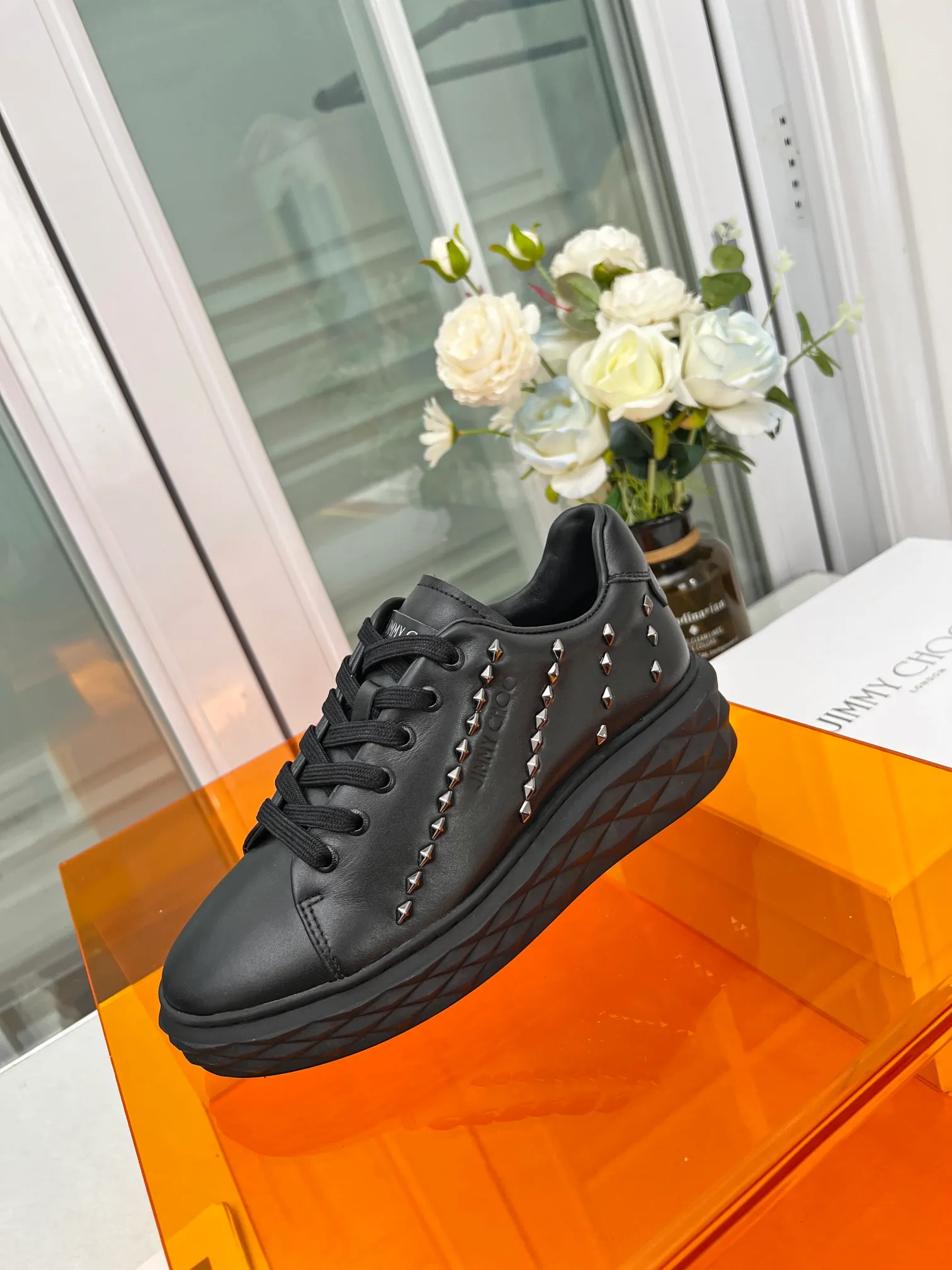 👟👟Ex-factory price 640👟👟 (rivet) Jimmy choo Jimmy Choo 2024 spring and summer Jc new Diamond A new series of sports shoes🔥The uppers are made of original imported cowhide with rivet embellishments🎵The soles are made of brand elements to prevent diamond multi-faceted cutting and have a full three-dimensional feel💥The gradually thinner and thicker soles are designed to make the shoes more comfortable on the feet without the slightest sense of oppression🌹A Diamond sneaker that is fashionable, comfortable, versatile and luxurious is worth owning🧚‍♀️ Fabric: Original imported top layer 🐂cowhide Inner lining: imported 🐑 sheepskin Foot: original injection molded 🐑 sheepskin Outsole: original glass glue combination bottom Size: 34-41 (custom-made size 34.41 is non-refundable)